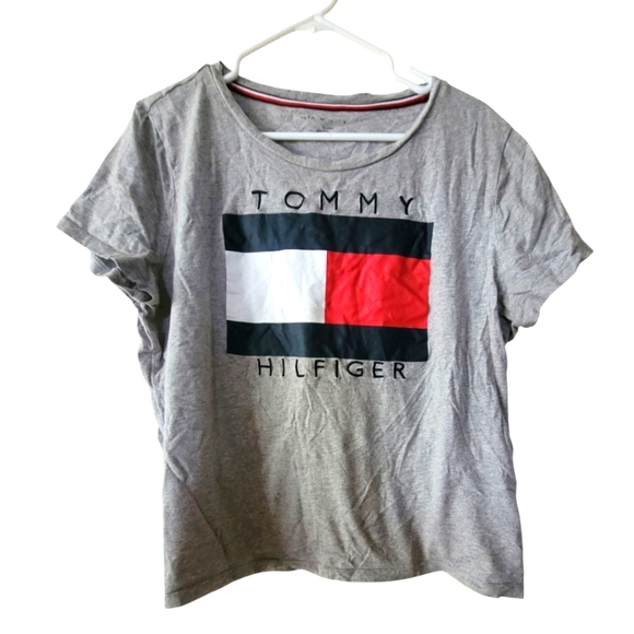 Tommy Hilfiger Tops - Tommy Hilfiger Gray Tee with Flag Logo Size Large/XL